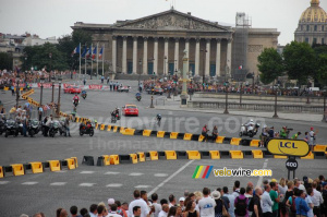 Richie Porte (Team Sky) passe en solitaire devant l'Assemblee Nationale (377x)