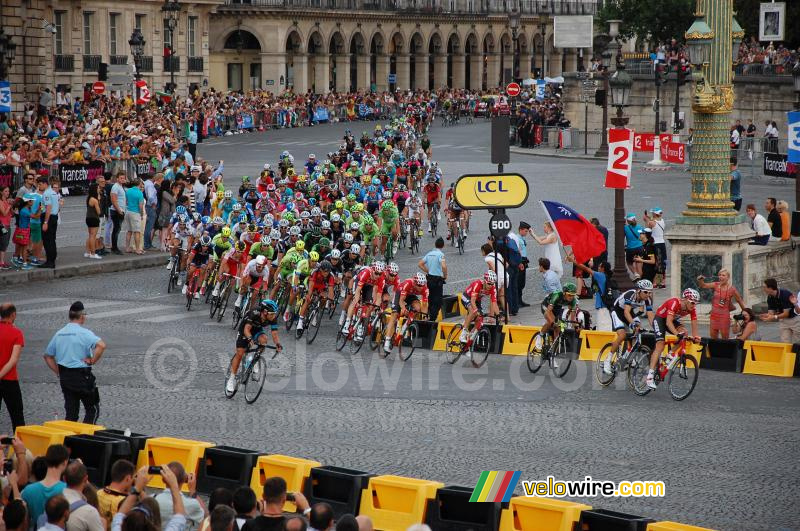 Het peloton begint aan het voorlaatste rondje op de Champs Elysees