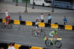 Roy Curvers (Giant-Shimano) fete la victoire de Marcel Kittel (364x)