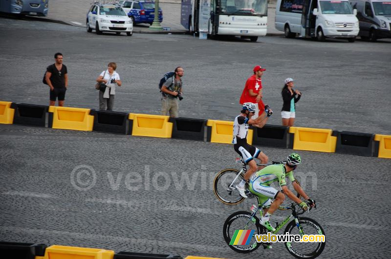 Roy Curvers (Giant-Shimano) celebrates Marcel Kittel's victory (2)