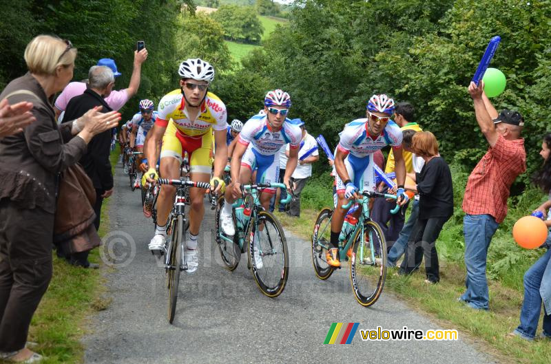 Het peloton op de klim Chez Piot