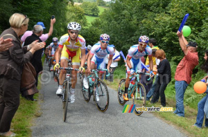 The peloton on the climb Chez Piot (412x)