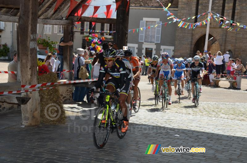 Le peloton arrive sous la halle a Sainte-Severe-sur-Indre