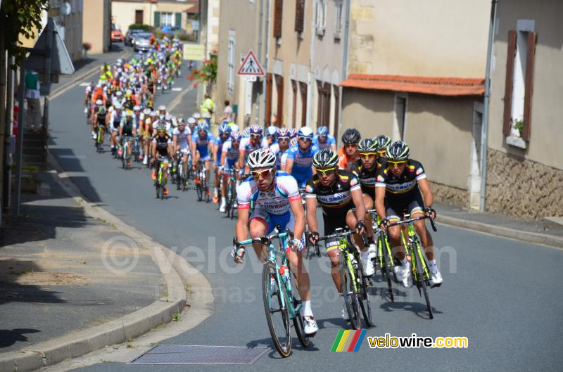 Het peloton in Saint-Chartier