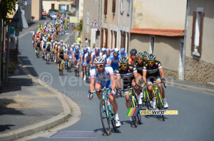 Le peloton a Saint-Chartier (555x)