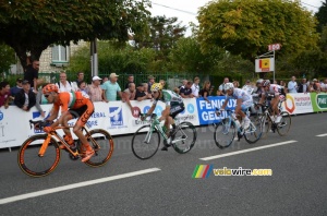 The breakaway at the first crossing of the finish line (483x)