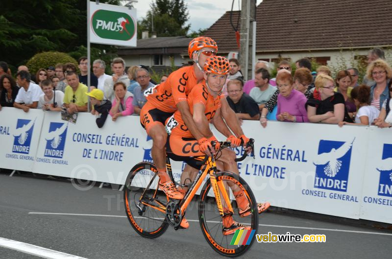 Jaroslaw Marycz op een fiets met Tomasz Kiendys (CCC Polsat Polkowice)