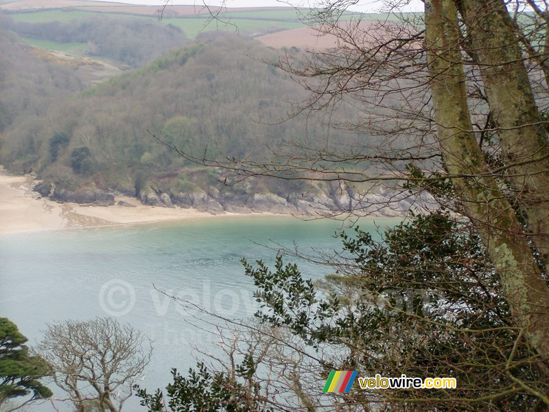 De zee in Salcombe van bovenaf gezien