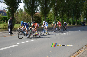 Le groupe de tete a Isbergues (558x)