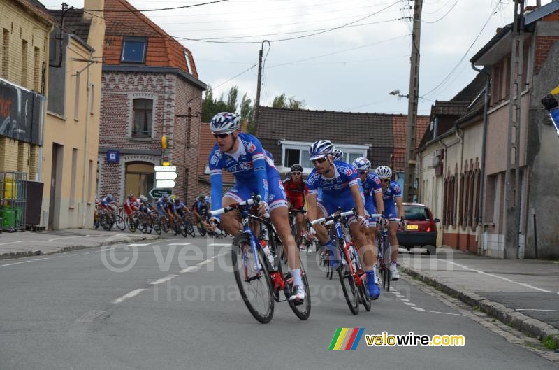 The peloton in Chocques, still led by FDJ.fr