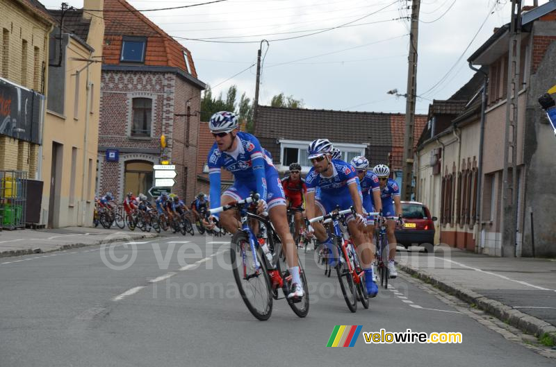 Le peloton a Chocques, toujours avec FDJ.fr en tete