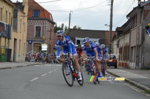 The peloton in Chocques, still led by FDJ.fr (440x)