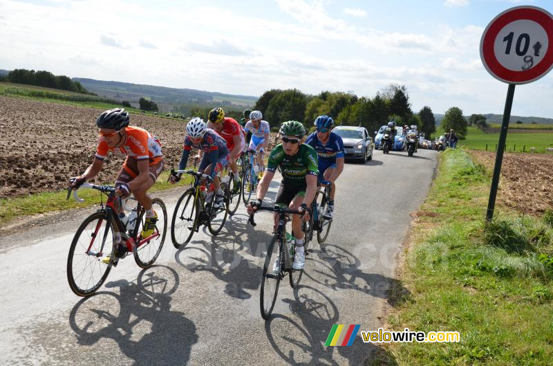 Le groupe de tete sur le mont de Teneur