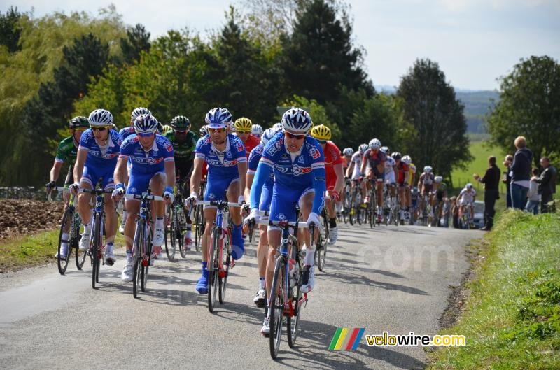 Het peloton op de klim van Teneur