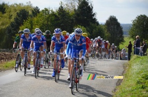 The peloton on the climb in Teneur (445x)
