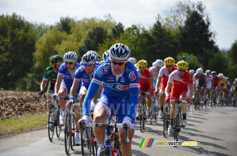 Het peloton op de klim van Teneur