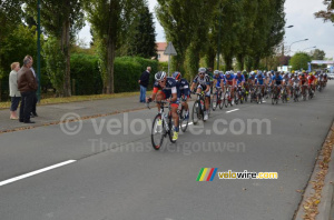 The peloton chasing Adrien Petit and Alexandre Pichot (499x)