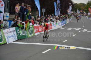 Adrien Petit (Cofidis) tente de resister seul au peloton (607x)