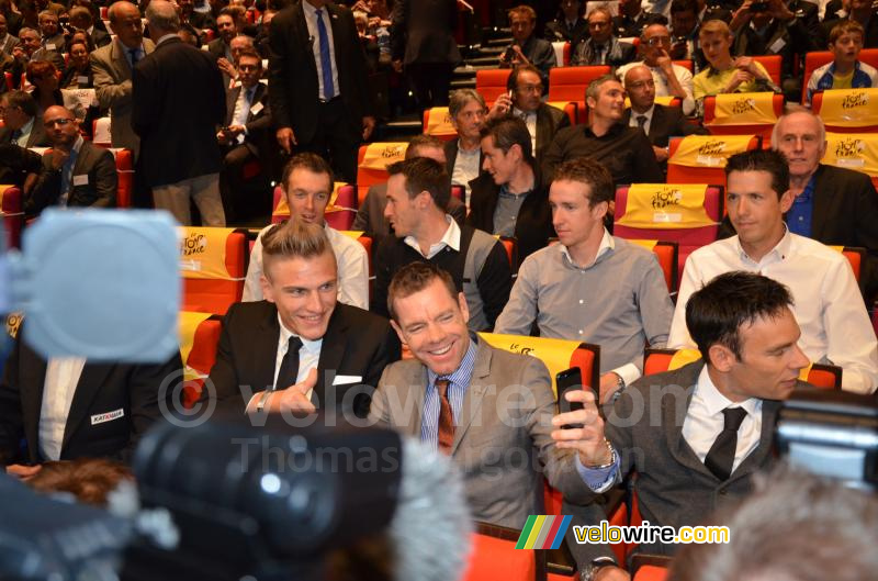 Cadel Evans prend un selfie de lui et Marcel Kittel