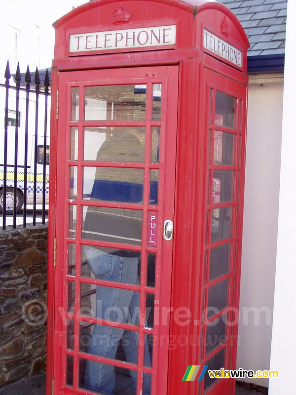 Cédric in an English phone booth