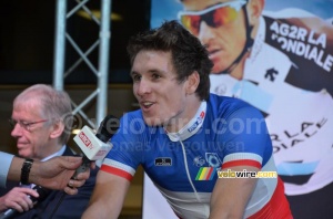 Arnaud Démare (FDJ.fr) warming up and in an interview (422x)