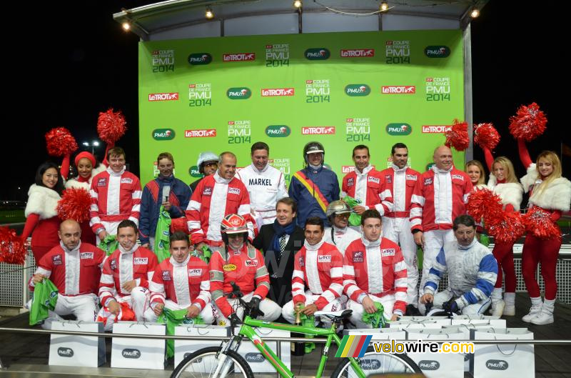 De deelnemers aan de sulkys wedstrijd op het podium