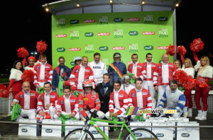 Les participants à la course des sulkys sur le podium (794x)