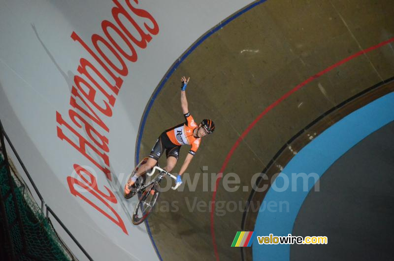 Michel Kreder, vainqueur de la course derrière derny