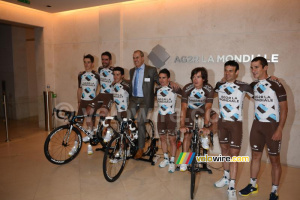 Vincent Lavenu avec ses principaux coureurs (614x)