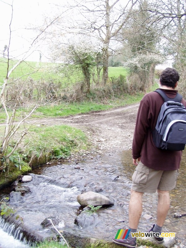 Cdric voor een riviertje in Dartmoor National Park