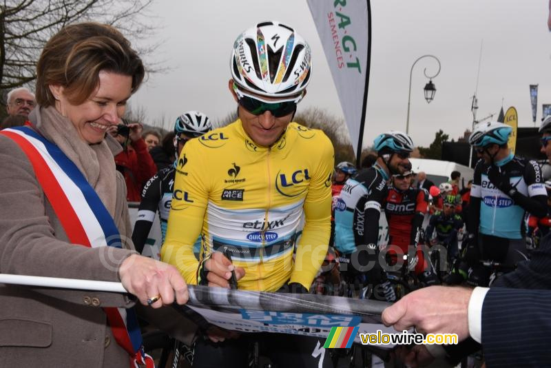 Michal Kwiatkowski (Etixx-QuickStep) signs the flag