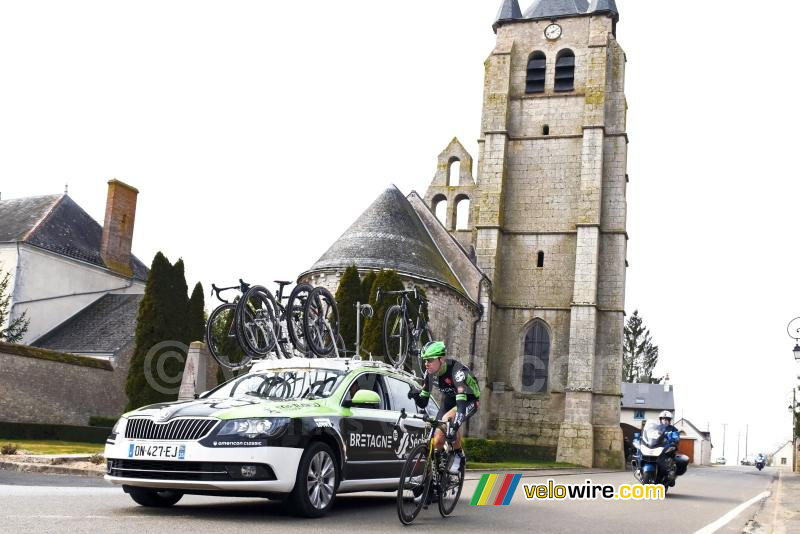 Anthony Delaplace (Bretagne-Séché) with his directeur sportif