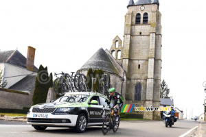 Anthony Delaplace (Bretagne-Séché) auprès de sa voiture (376x)