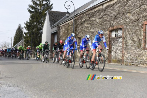 Le peloton à Cormainville emmené par l'équipe FDJ (386x)