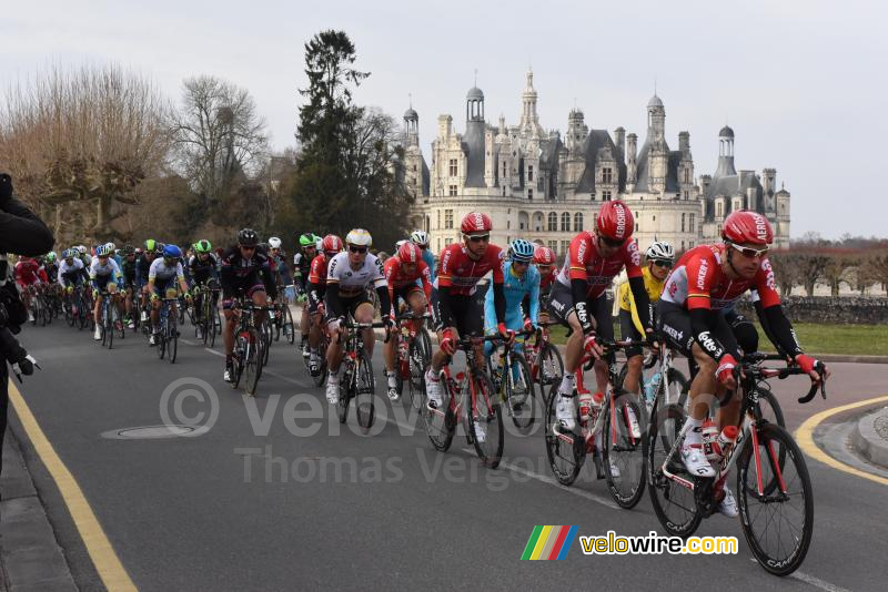 Het peloton voor het Chteau de Chambord (2)