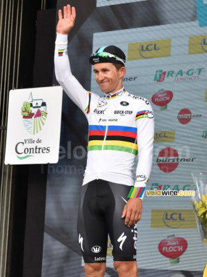 Michal Kwiatkowski (Etixx-QuickStep) en arc-en-ciel (395x)