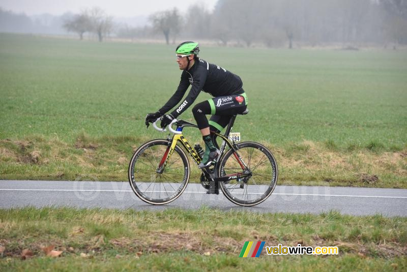 Arnaud Gérard (Bretagne-Séché) seul dans les champs