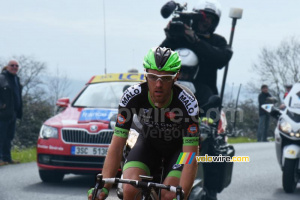 Arnaud Gérard (Bretagne-Séché) on top of the Côte de la Tour (348x)