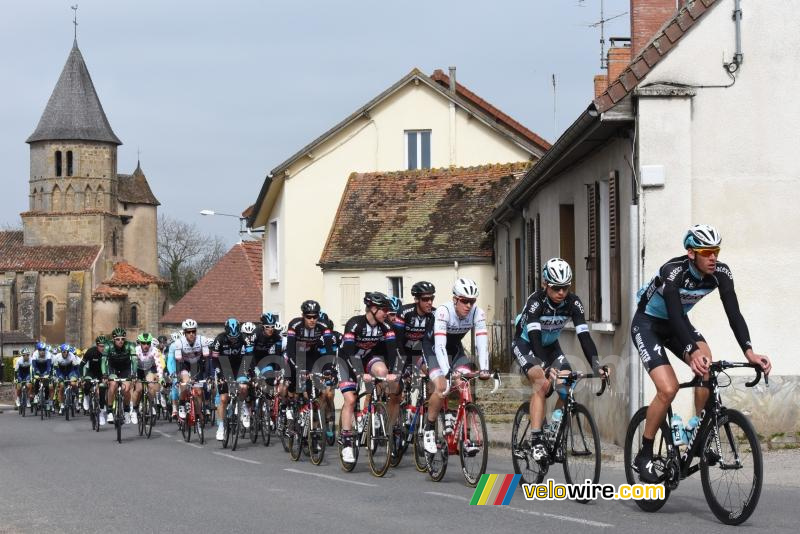 Het peloton in Chappes