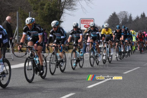 Le peloton toujours emmené par Etixx-QuickStep au sommet du Col de la Bosse (817x)