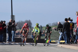 Thomas de Gendt, Chris Anker Sörensen et Antoine Duchesne au sommet de la Côte de Saint-Héand (456x)