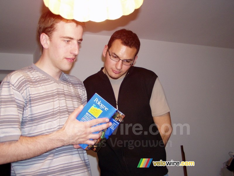 Krzysziek and Cédric read the guide 'Pologne'