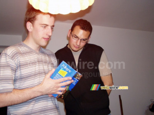 Krzysziek and Cédric read the guide 'Pologne' (249x)