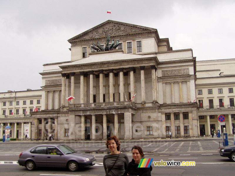 Isa & Ninie devant l'opéra de Varsovie