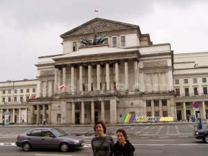 Isa & Ninie in front of the theater of Warsaw (227x)