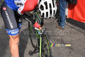 Sebastian Langeveld (Cannondale-Garmin) adjusts his breaks (372x)