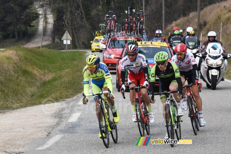 De kopgroep aan de voet van de col du Devès