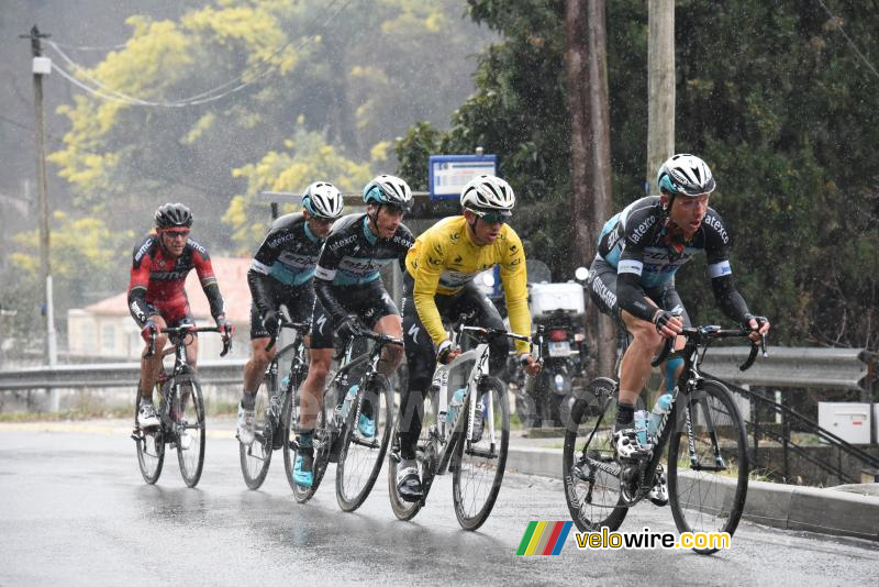 Michal Kwiatkowski, zijn 3 ploegmaten en Philippe Gilbert in de tegenaanval