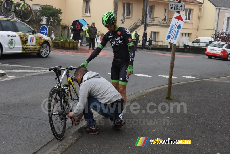 Dépannage d'Armindo Fonséca au départ de la course