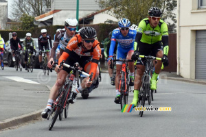 Le groupe de tête de 19 coureurs s'est détaché avant la Côte du Cimétière (467x)